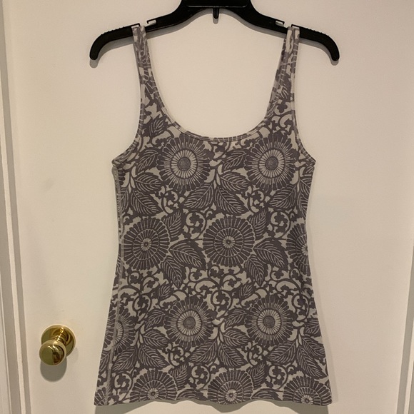 Lululemon tank. Size M - Picture 3 of 3